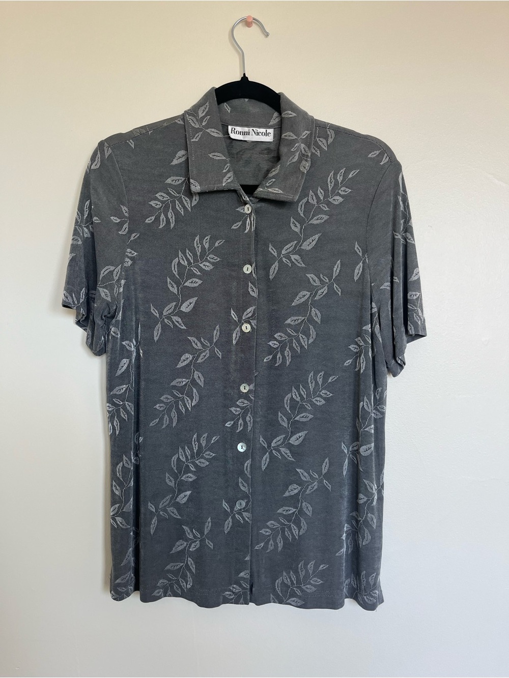 Ronni Nicole Charcoal Gray Leaf-Print Short Sleeve Button-Down Shirt